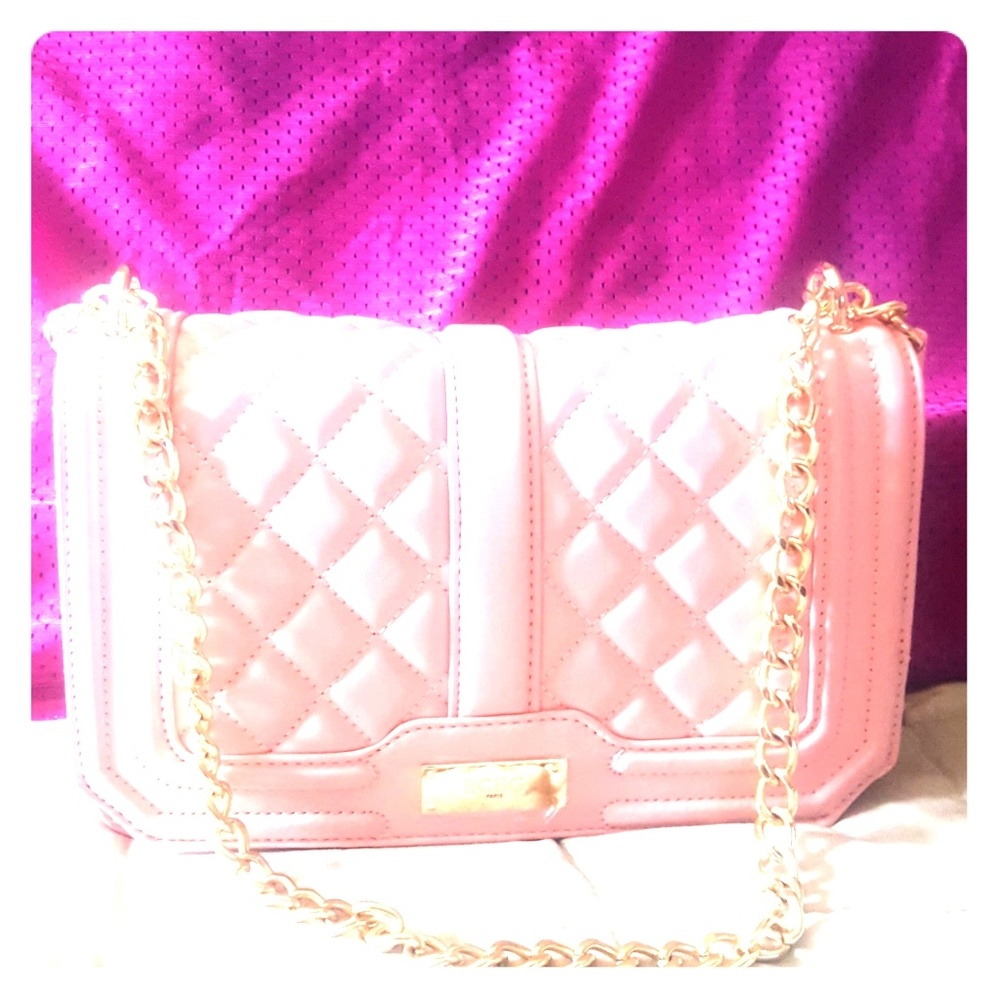 Short strap bag.